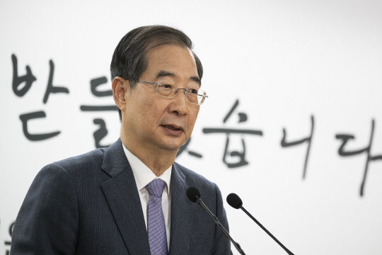 새 정부 초대 국무총리에 지명된 한덕수 전 총리가 3일 오후 서울 종로구 통의동 대통령직인수위원회 브리핑룸에서 지명 소감을 밝히고 있다.<인수위사진기자단·연합뉴스>
